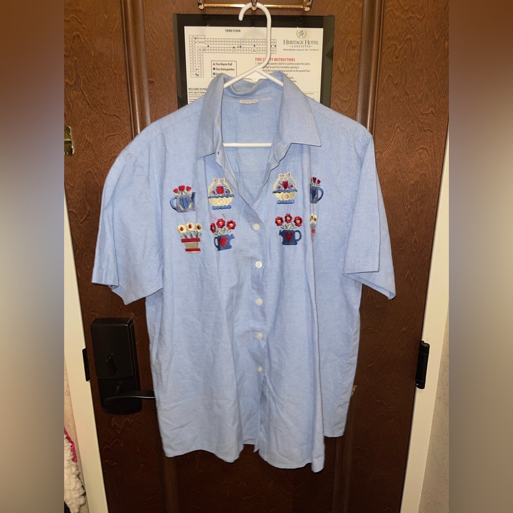 Women’s Grannycore Blue Embroidered Shirt Size 3x.